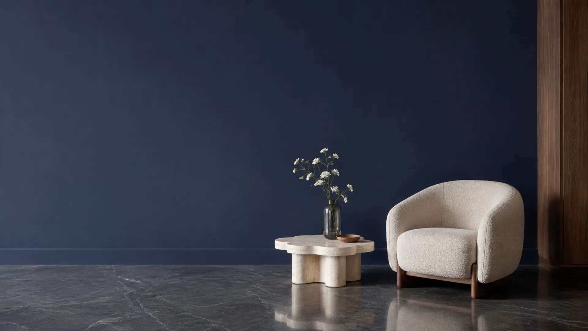 Salón con muro azul profundo y sillón bouclé